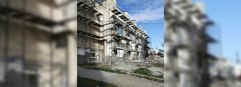 В детско-юношеской спортивной школе «Виктория» в Новороссийске ведутся работы по ремонту фасада