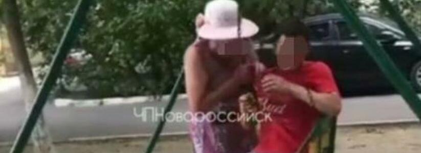 В Новороссийске пьяная старушка накинулась на подростка на детской площадке
