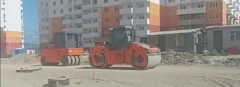 Обустройство щебеночного основания и ливневок: строительство дороги на улице Мурата Ахеджака в Новороссийске продвигается