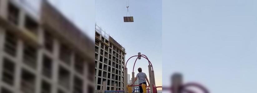 «Рабочие или самоубийцы?»: строители Новороссийска работают на крыше 4-этажного здания без страховки