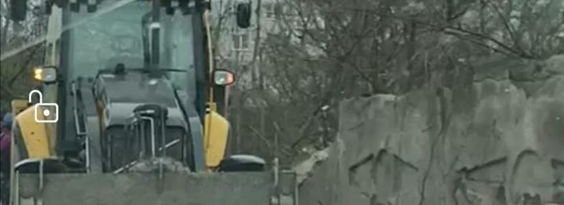 В Новороссийске сносят сооружения в районе бывшего рыбзавода (видео)
