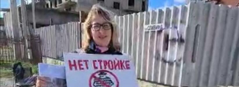 Жительница Новороссийска объявила голодовку: она против строительства многоэтажки под своими окнами в частном секторе
