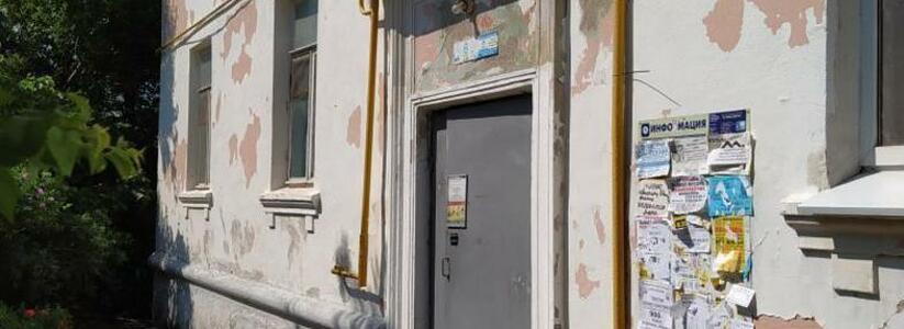 «Чудом никого не убило!»: в Новороссийске обрушился козырек подъезда на одном из домов