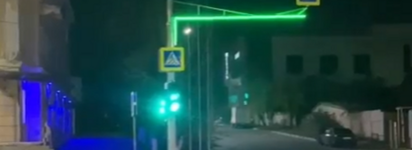 В центре Новороссийска на консоли у пешеходного перехода установили светящуюся ленту, дублирующую светофор
