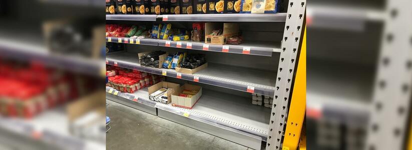 В супермаркетах Новороссийска пустеют полки. Горожане скупают макароны и антисептик