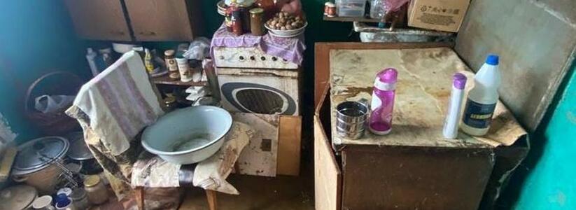 "Мебель рассыпается, повсюду тараканьи гнезда": в Новороссийске волонтеры помогли одинокому пенсионеру