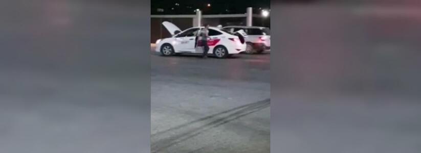 Пассажир напал на водителя такси и похитил его мобильник
