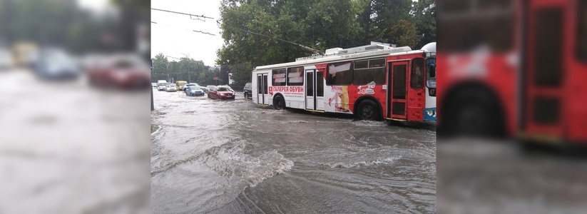 Новороссийск накрыли дожди: некоторые улицы подтоплены