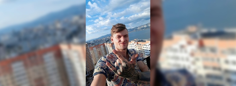 В Новороссийске пропал мужчина с татуировкой в виде черепа на кисти левой руки