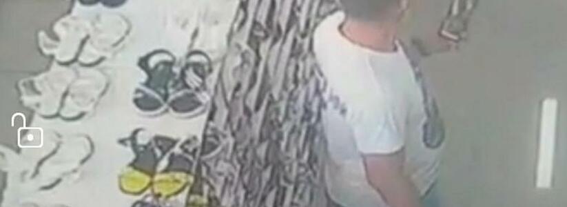 «Солдат ребенка не обидит?»: мужчина в майке с надписью «За ВДВ!» украл телефон подростка в магазине
