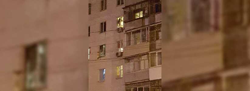 В новороссийской квартире, из окна которой едва не выпала девушка, нашли мужчину с ножевыми ранениями