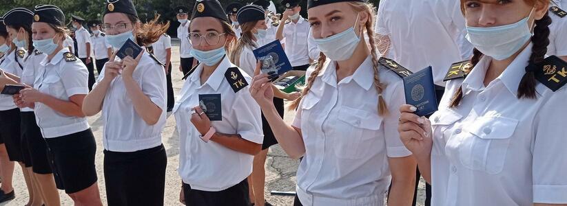 1000 вчерашних абитуриентов Морского и Транспортного колледжей Ушаковки произнесли слова клятвы и получили курсантские билеты