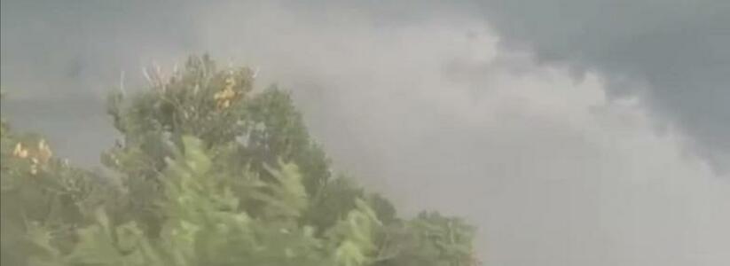 Почти торнадо: под Анапой горожане сняли на видео пыльный вихрь