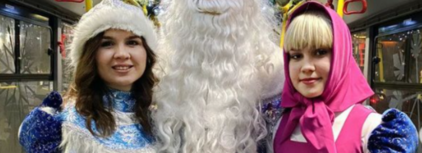 Дед Мороз и Снегурочка развлекают новороссийцев в новогодних троллейбусах: видеоролики праздничных выступлений