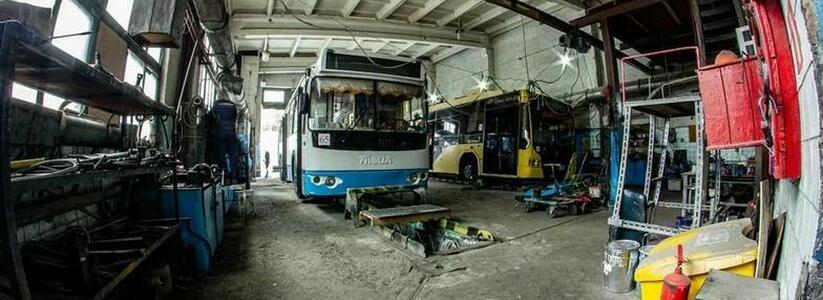 Бетонные ангары, мозаики на стенах и старые станки: экскурсия по троллейбусному депо Новороссийска