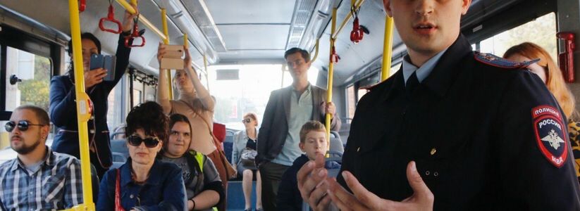 Пассажиры общественного транспорта Новороссийска стали зрителями передвижного театра