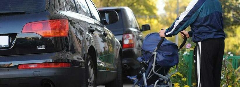 «С коляской ходить страшно!»: в 13-м микрорайоне Новороссийска автомобилисты паркуют авто на полосе и тротурах