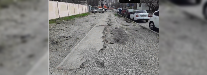 Жители Новороссийска просят восстановить тротуар, разрушенный во время строительства жилого комплекса