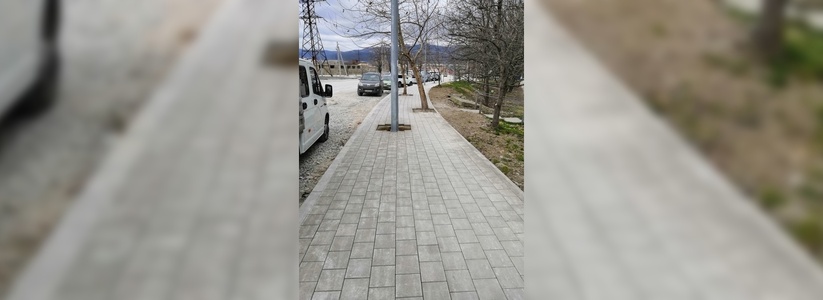 Новый тротуар в 13-м микрорайоне Новороссийска напоминает горожанам полосу препятствий
