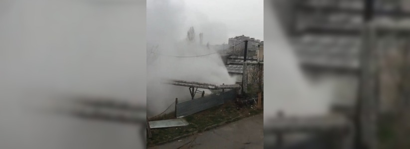 Новороссийцы сняли на видео, как из трубы отопления хлещет фонтан