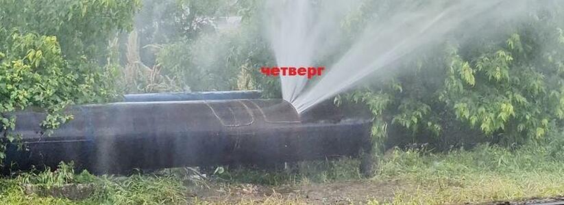 «Вода сильнее рабочих!»: в Новороссийске за четыре дня одну и ту же трубу прорвало три раза
