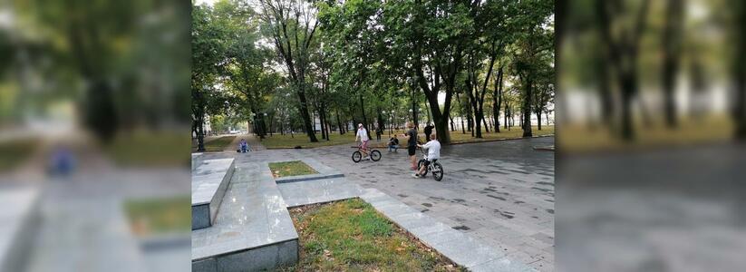 Гости города-героя Новороссийска возмущены, что молодежь катается на скейтах и велосипедах на площади Героев