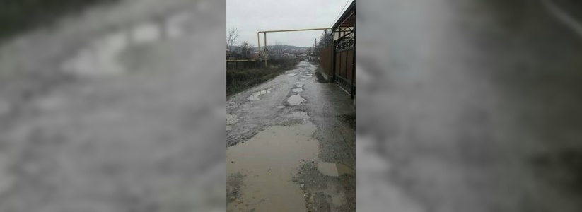 «Во всей Цемдолине нет ни одной ровной дороги!»: жители села выложили фотографии ям на проезжей части в социальные сети