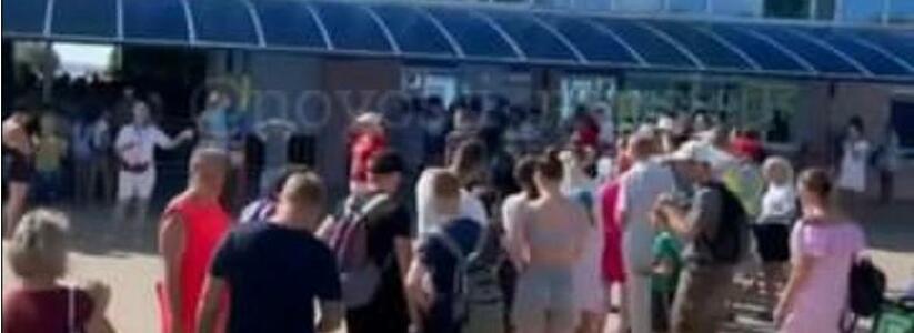 «Полный аншлаг!»: сотни туристов стоят в очереди в аквапарк Геленджика