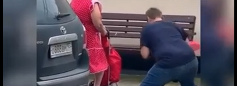Побросали бумажки и справили нужду во дворе: туристы в очередной раз показали свое воспитание в Новороссийске