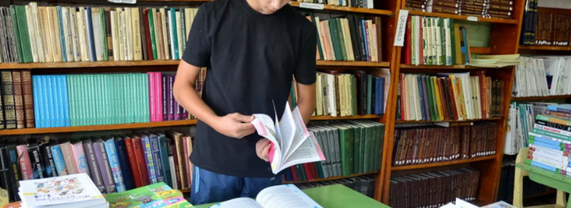 Родителям новороссийских школьников не придется покупать учебники: детям их выдадут в школьных библиотеках