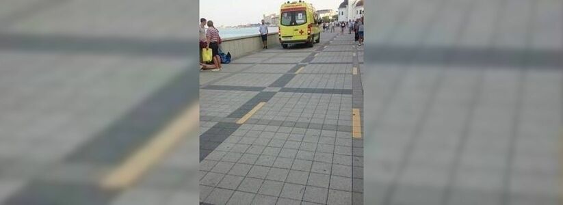Женщина споткнулась о плитку на набережной Новороссийска и была госпитализирована с серьезной травмой