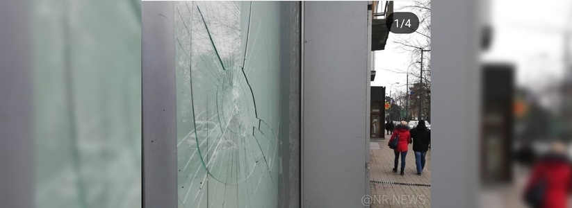 «Вандальное обострение»: неизвестные побили стекла и исписали стены здания в центре Новороссийска
