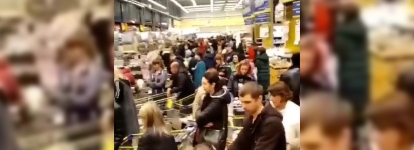 Предновогодний ажиотаж: перед кассами новороссийского супермаркета выстроились огромные очереди (видео)