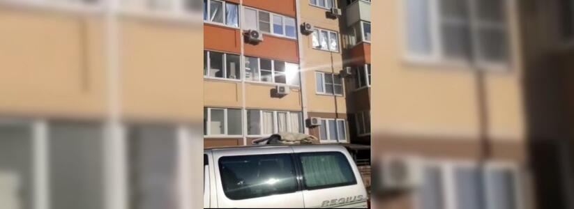 «Бразильские страсти»: горожане выкидывают вещи из окна многоэтажки в Новороссийске