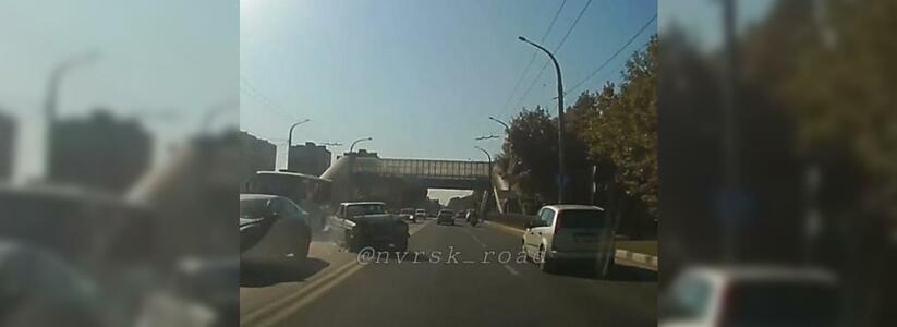 В Новороссийске автоледи чудом увернулась от вылетевшей на встречку легковушки: дорожная ситуация попала в объектив камеры