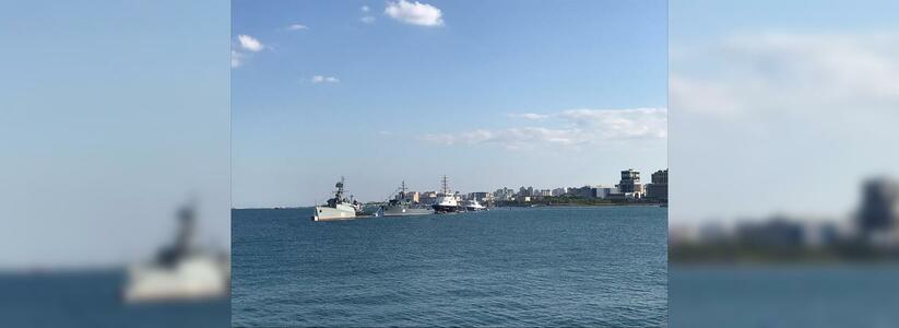 Парад кораблей и фонтаны на воде: Новороссийск отметил день ВМФ