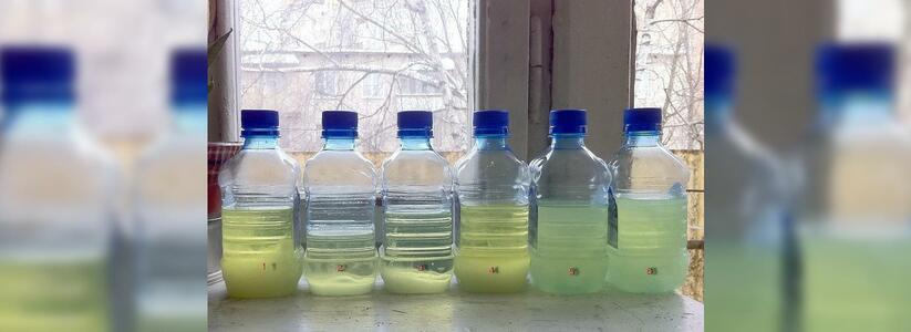 В пригороде Новороссийска у местных жителей из скважины идет вода с примесями солярки