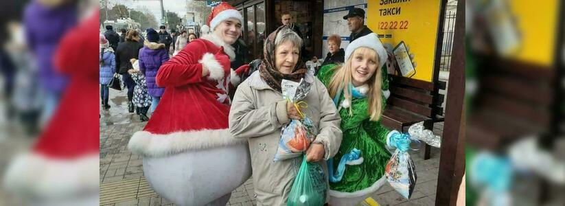 Волонтеры Новороссийска раздали случайным прохожим 150 новогодних подарков