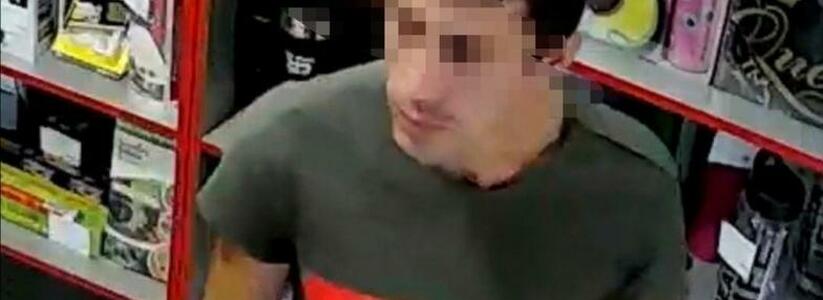 В Новороссийске парень украл из магазина подарков сувенирные носки «Любимому мужчине»