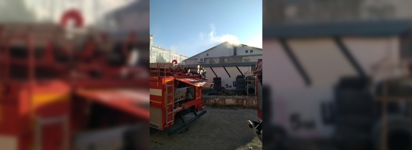 В Новороссийске загорелся бывший цех по производству макарон: видео с места пожара
