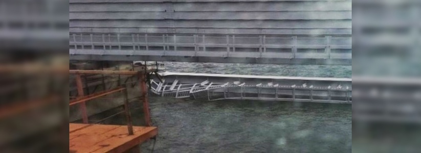 При строительстве железнодорожной части Крымского моста в воду рухнул фрагмент пролета