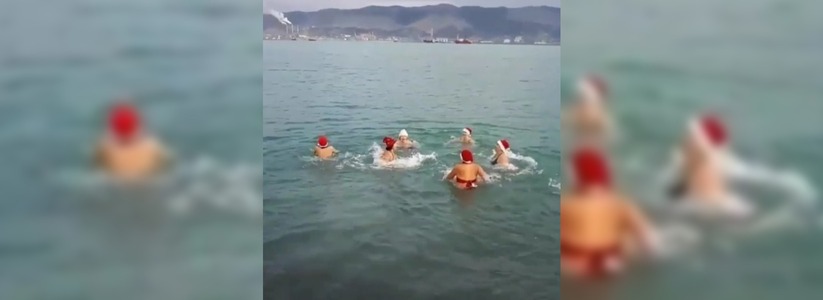 Жительницы Новороссийска провожали старый год, купаясь в море в новогодних шапках