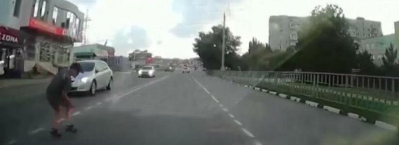 "За малым не прокатил на капоте!": в Новороссийске подростки чуть не угодили под колеса авто, перебегая дорогу в неположенном месте
