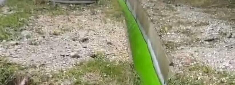 «Течёт вода ядовито-зелёного цвета»: в соцетях обсуждают ливневку на Анапском шоссе (ВИДЕО)