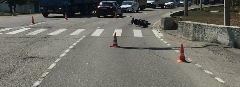 «Лежит мальчик на дороге в крови»: под Новороссийском автомобиль сбил 12-летнего подростка на мопеде