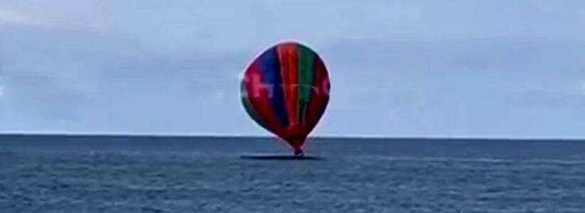 В Сочи воздушный шар с тремя туристами рухнул в море