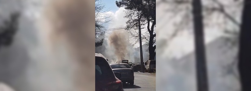 Недалеко от Горбольницы Новороссийска вспыхнул автомобиль: видео с места