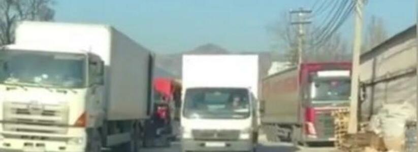 Новороссийцы жалуются на скопление грузовиков у складов на улице Луначарского