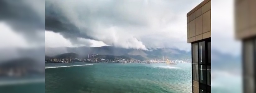 Жители Новороссийска сняли на видео, как в Цемесской бухте зарождается смерч