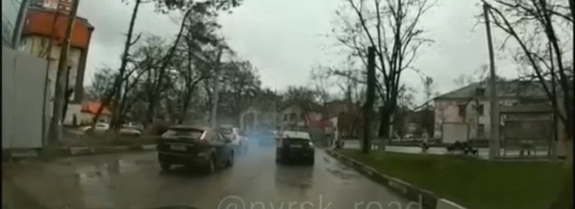 В Новороссийске манипулятор снес дорожный знак и... не заметил (запись с видеорегистратора)